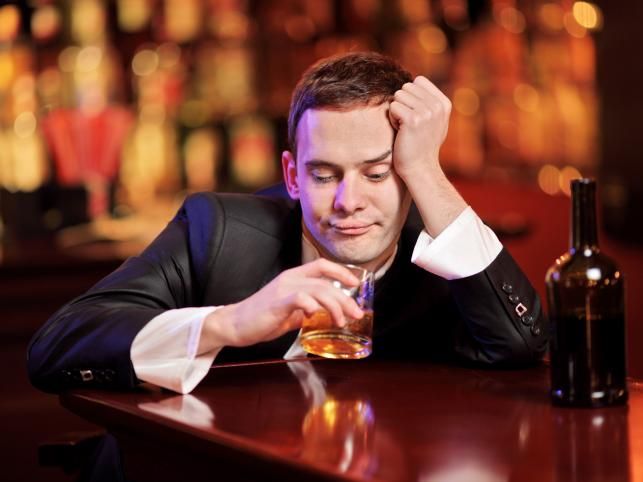 Психологи выяснили, как выпившие мужчины воспринимают женщин