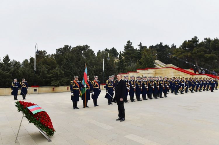 الرئيس الأذربيجاني يحيي ذكرى الشهداء الخالدة