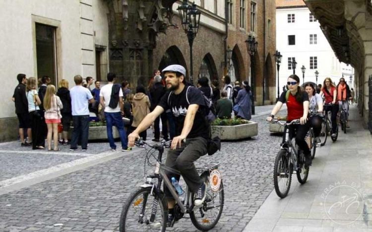 В центре Праги запретят велосипеды и самокаты