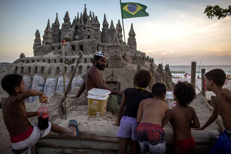 В Бразилии мужчина 22 года живет в замке из песка