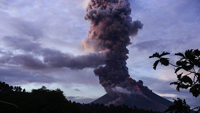 Более 75 тысяч филиппинцев эвакуировали из-за угрозы извержения вулкана