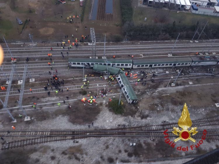 На севере Италии поезд сошел с рельсов, есть пострадавшие