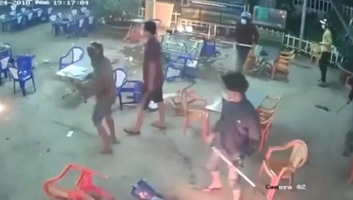 Массовая драка в кафе во Вьетнаме попала на видео