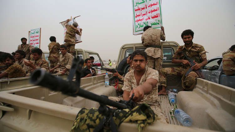 الحوثيون يفرجون عن 650 عسكريا من أنصار صالح