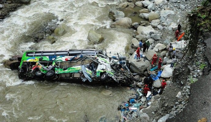 В Индии автобус упал в реку и унес жизни 36 человек