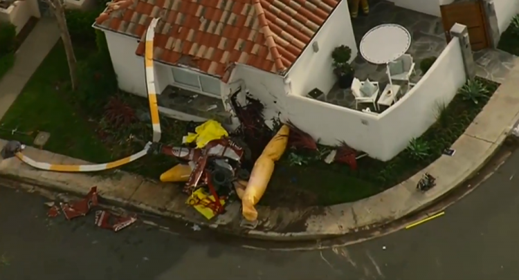 بالفيديو والصور...مقتل ثلاثة أشخاص في سقوط هليكوبتر على منزل في كاليفورنيا