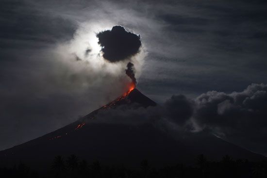 صور.. القمر العملاق يشاهد ثوران بركان الفلبين خلال إطلاق حمم حمراء