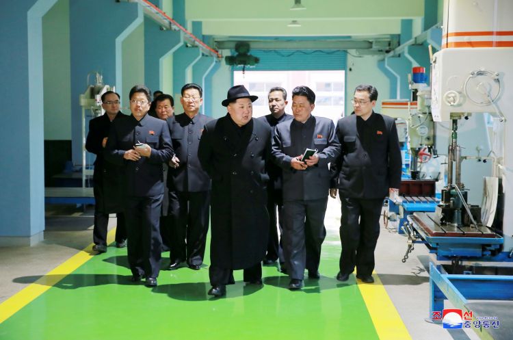 صور.. زعيم كوريا الشمالية يتفقد مراحل تصنيع حافلات الركاب فى بيونج يانج