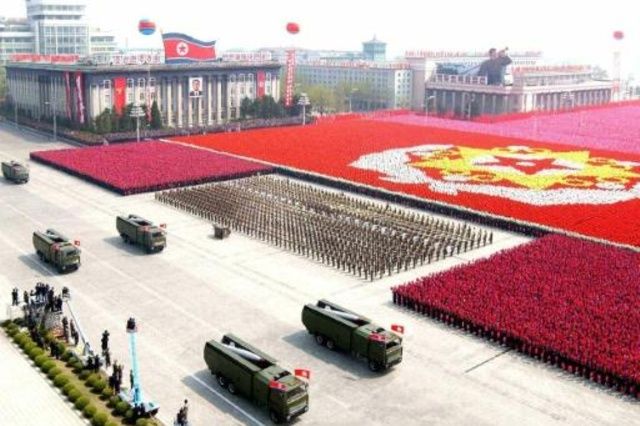 كوريا الشمالية تدافع عن حقها بتنظيم عرض عسكري قبل أولمبياد الجنوب
