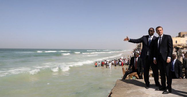 السنغال: ماكرون يتعهد بمكافحة ظاهرة "زحف البحر" التي تهدد مدينة سان لوي