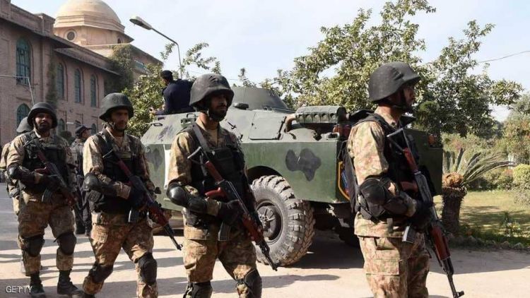 قتلى وجرحى من الجيش الباكستاني في هجوم انتحاري