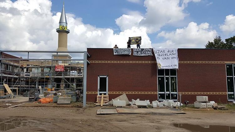 مجهولون يعتدون على مسجد شرقي هولندا عبر كتابات مناهضة لتركيا