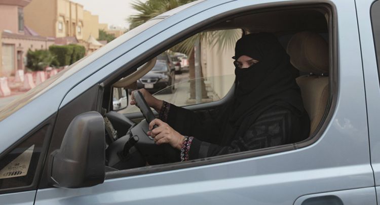 دولة عربية تتجه للسماح للمرأة بقيادة سيارة الأجرة