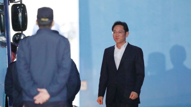 Главу Samsung освободили из тюрьмы