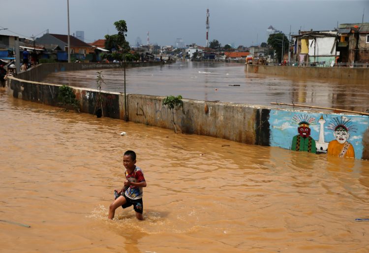 صور.. فيضانات وانهيارات أرضية تضرب إندونيسيا