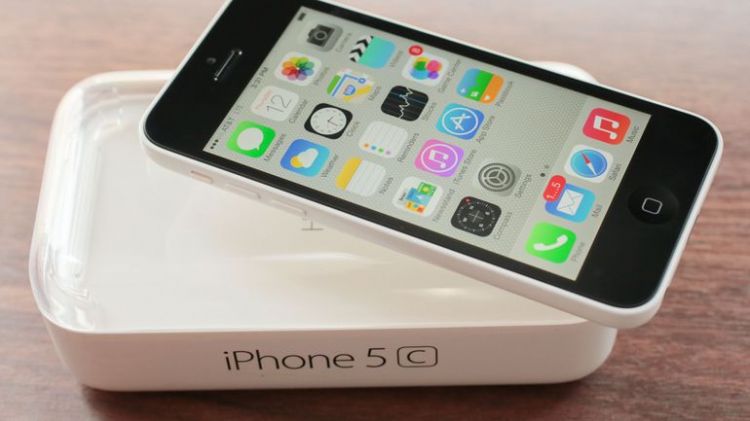 Apple бесплатно заменит iPhone 5c на новый с большей памятью