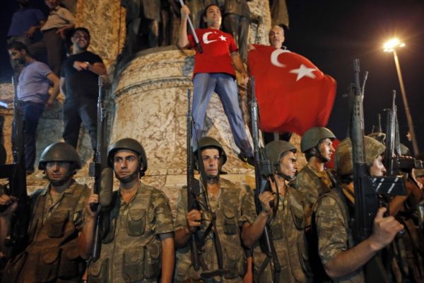 В Турции пожизненно осудили 64 военных за госпереворот
