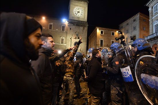 صور.. اشتباكات بين شرطة إيطاليا ومحتجين بعد العثور على جثة فتاة داخل حقيبة