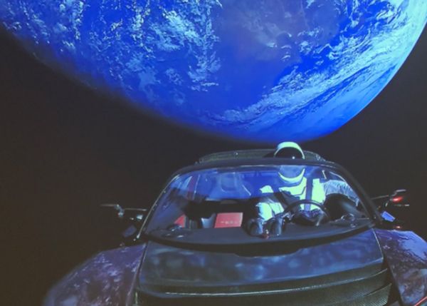 Запущенный в космос автомобиль Tesla стал спутником