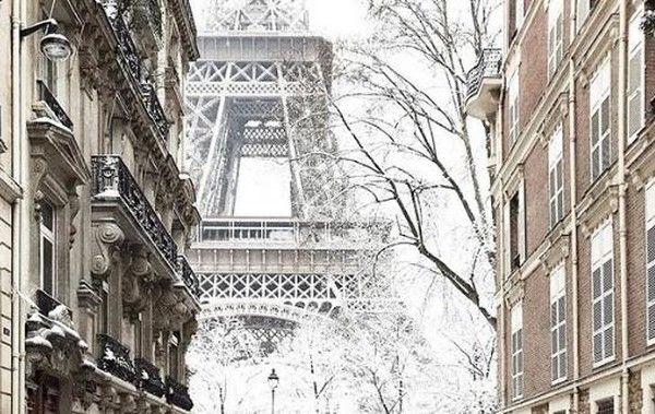 В Париже второй раз за неделю закрыли для туристов Эйфелеву башню