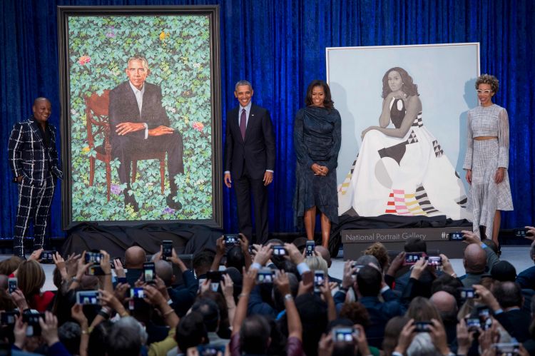 صور.. أوباما يمزح من أذنيه وشعره الرمادى مع إزاحة الستار عن لوحة زيتية له