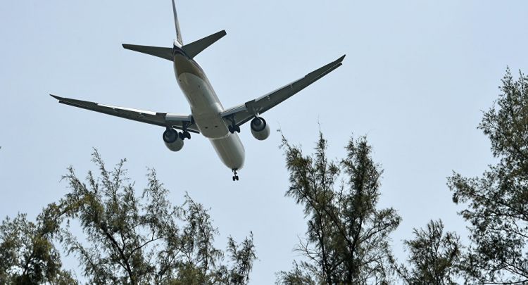 محرك طائرة بوينغ 777 يتطاير في الهواء خلال رحلة جوية (فيديو+صور)