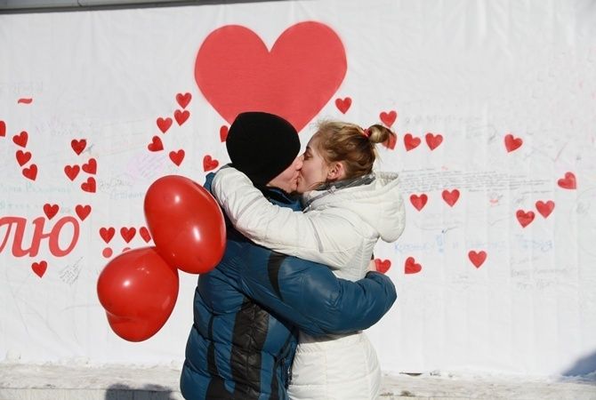В День всех влюбленных в метро Петербурга сняли мини-фильм о парах, встретивших свою половину в подземке