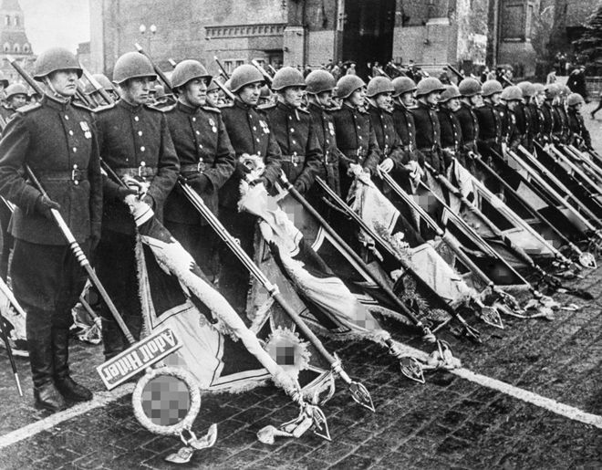 Архангельский суд отменил наказание за фото нацистских знамен с парада Победы