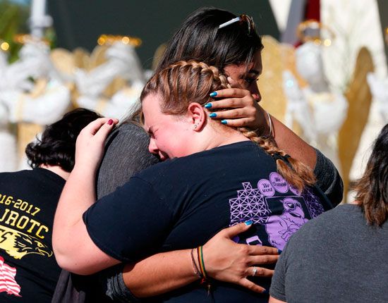 صور.. بكاء وحزن أهالى ضحايا حادث إطلاق النار بمدرسة فلوريدا أمام نصب تذكارى