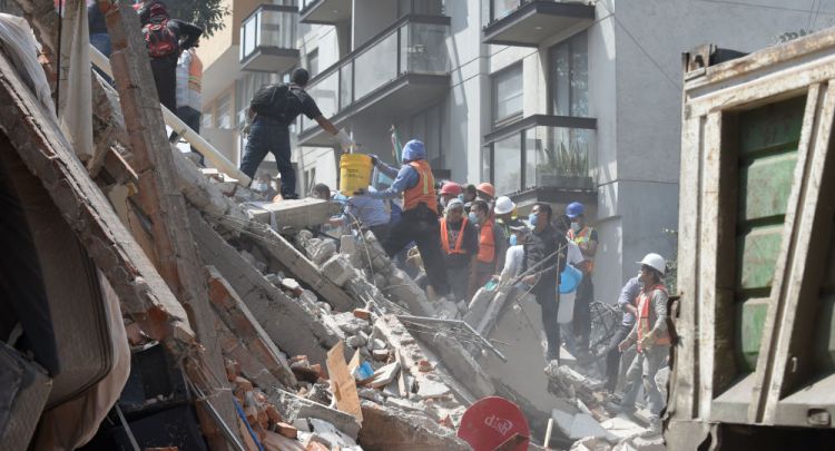 زلزال قوي في المكسيك يدفع بآلاف المواطنين إلى الشوارع