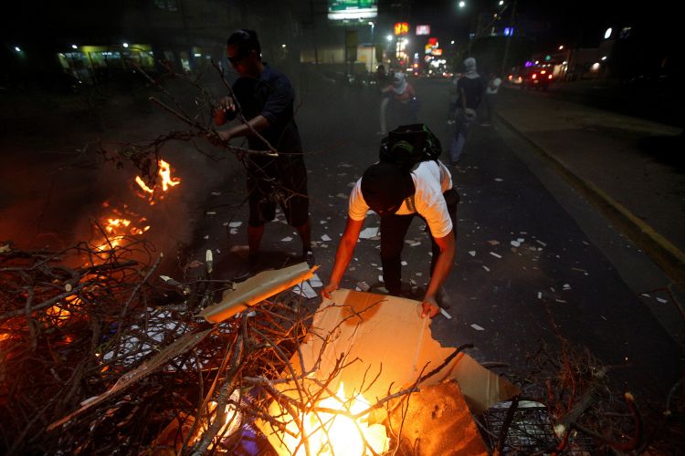 صور.. تجدد المظاهرات فى هندوراس الرافضة لإعادة انتخاب الرئيس هيرنانديز