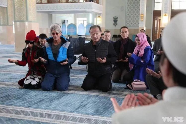 Голливудские звезды побывали в мечети и церкви Усть-Каменогорска