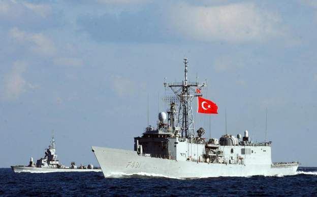 السفن الحربية التركية توقف منصة حفر آبار نفط وتمنعها من الإبحار