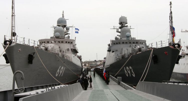 سفينة "داغستان" تدمر "العدو" خلال مناورات في بحر قزوين