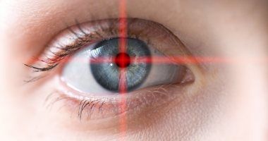 جوجل تطور تقنية لاكتشاف أمراض القلب عبر التحديق بعيون المرضى