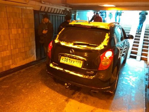 В Санкт-Петербурге джип въехал в подземный переход у метро 