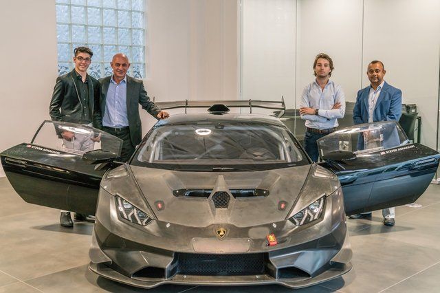 14-летний школьник стал первым владельцем гоночного Lamborghini Huracan
