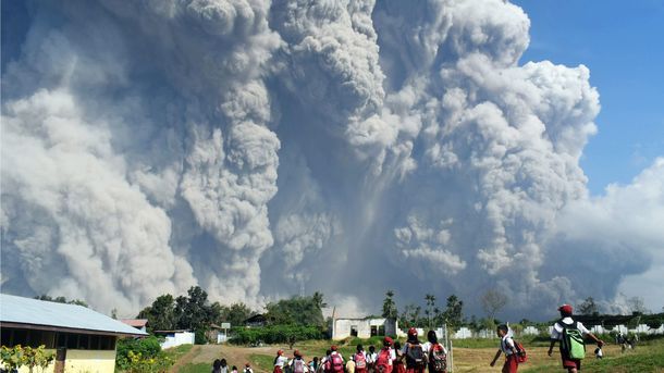 В Индонезии объявлен самый высокий уровень опасности из-за извержения вулкана