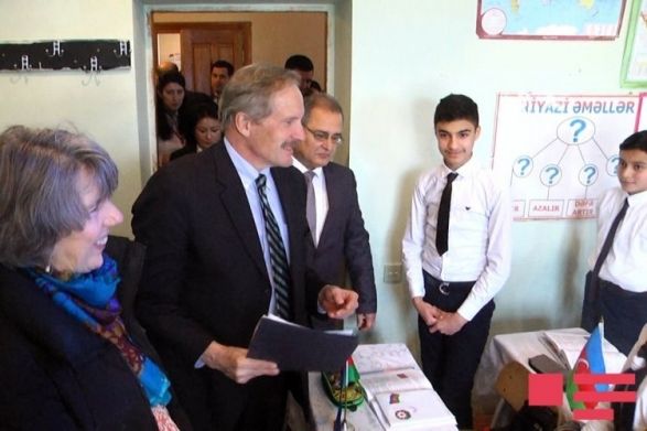 Посол США посетил школу для вынужденных переселенцев