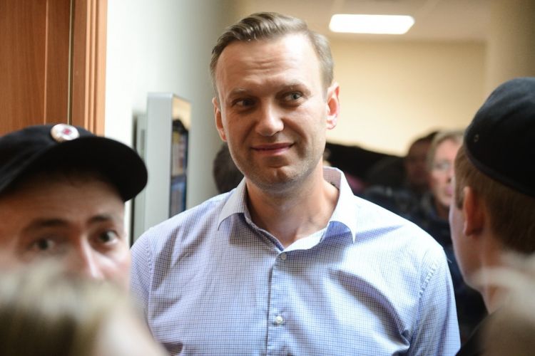 Навального задержали?