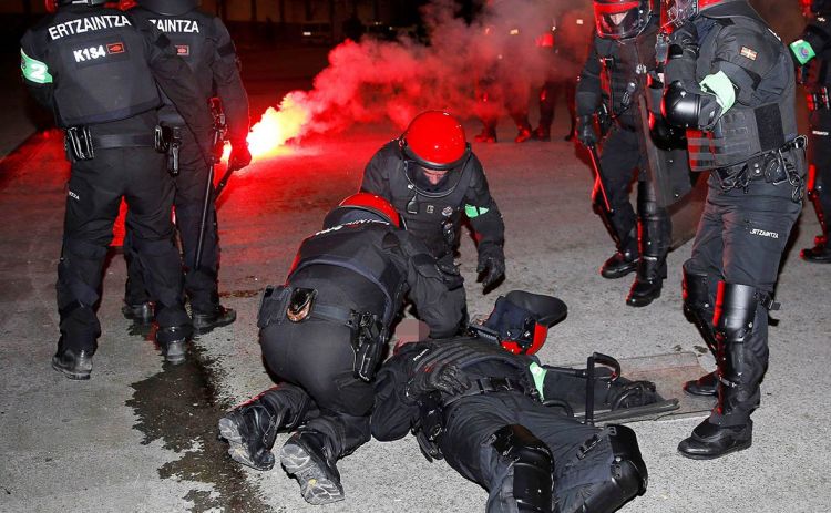 В стычках с фанатами перед матчем «Спартака» в Бильбао погиб полицейский