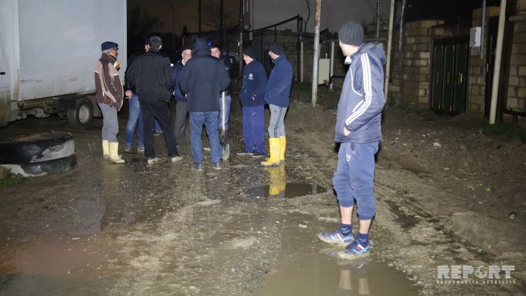 В Баку лопнула водопроводная труба, 10 домов затоплены