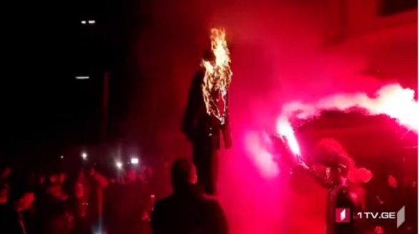 В Тбилиси сжигают чучела Сороса