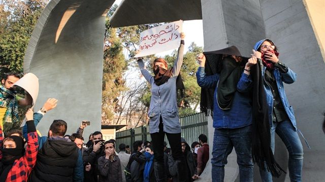 İranda yeni etirazlar Xameneyinin portretini korladılar