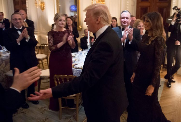 صور.. ترامب وميلانيا يقيمان حفل عشاء لأعضاء جمعية المحافظين الوطنيين