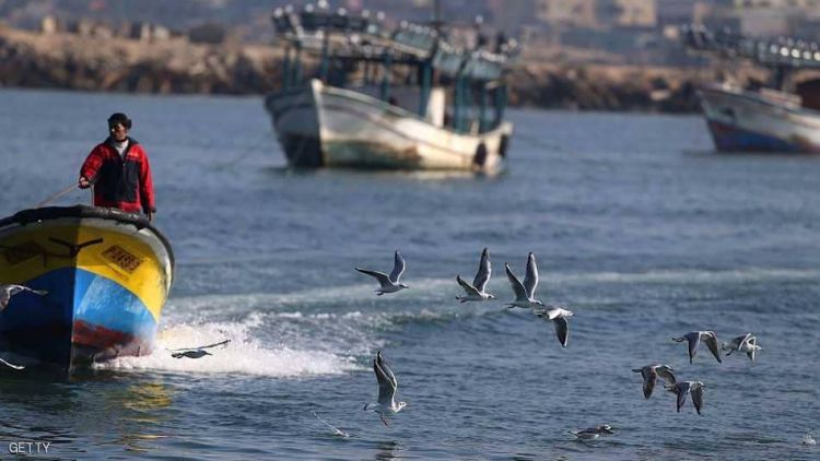 البحرية الإسرائيلية تقتل فلسطينيا تجاوز قاربه منطقة الصيد
