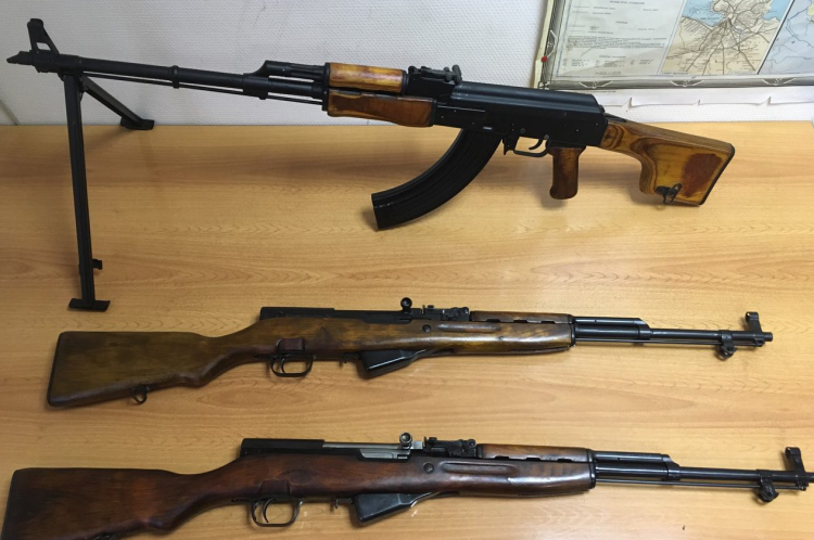 Почта России нашла посылку с пулемётом Калашникова и двумя карабинами