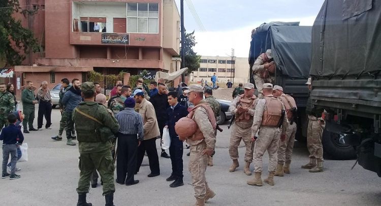 العسكريون الروس يسلمون مساعدات إنسانية لإحدى قرى محافظة حمص السورية