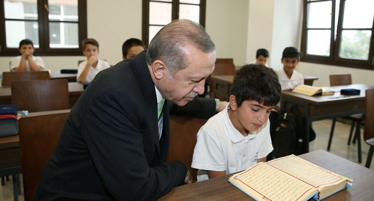 أردوغان لطفلة: إذا سقطت شهيدة سنلفك بالعلم