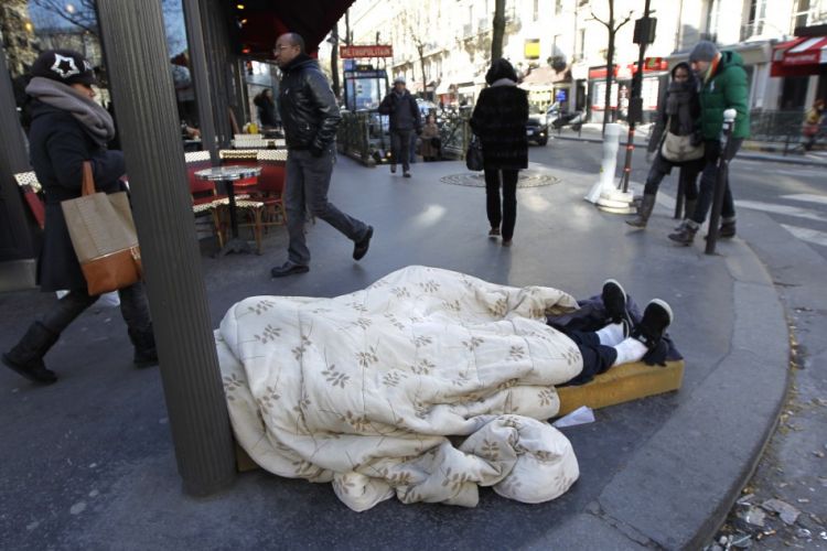 Французские чиновники будут ночевать на улице